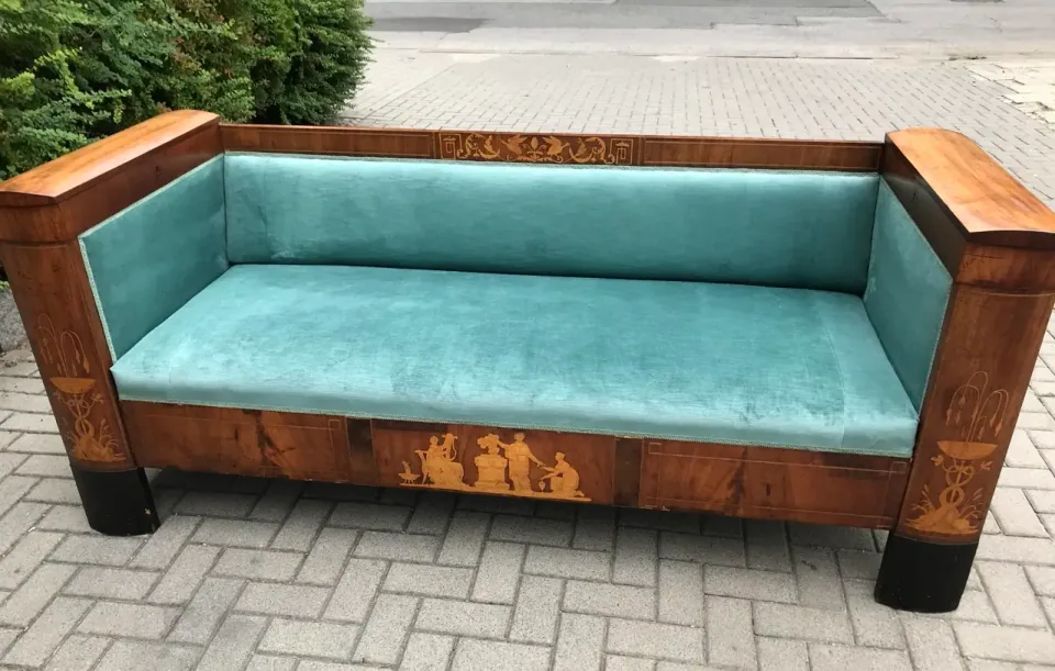 Odnowiona drewniana sofa z turkusową tapicerką
