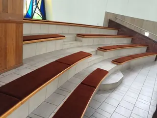 Brązowe siedziska dopasowane do półkolistych stopni