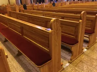 Drewniane ławki z ciemnoczerwonymi siedziskami