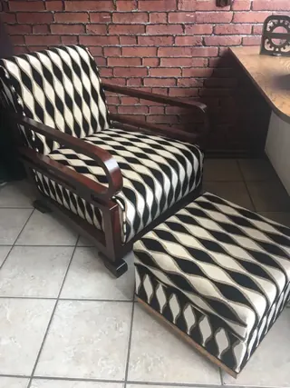 Fotel z podnóżkiem w czarno-białe pasy