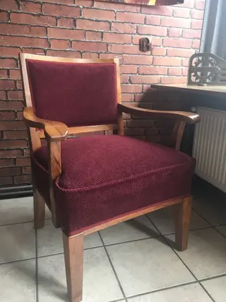 Drewniany fotel z bordowym siedziskiem i oparciem