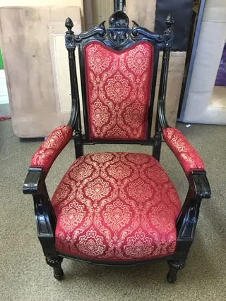 Rzeźbiony fotel tronowy w czerwoną, wzorzystą tkaninę