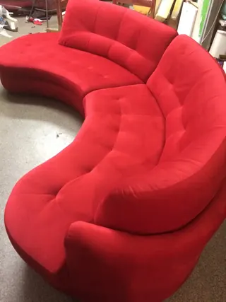 Czerwona, półokrągła sofa modułowa