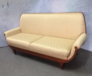 Kremowa sofa w stylu mid-century