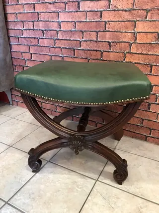 Drewniany taboret z zielonym, tapicerowanym siedziskiem