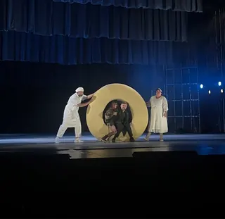 Aktorzy z okrągłym rekwizytem scenicznym na deskach Teatru Śląskiego