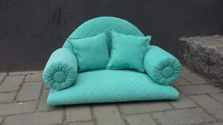 Miętowa miniaturowa sofa fotograficzna dla noworodków