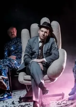 Aktor siedzący w fotelu dłoni wykonanym dla Teatru Śląskiego